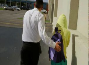 Молодая трахается с шерифом в полицейском участке